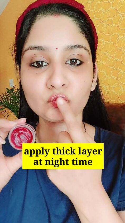5 beauty hacks using vaseline, Applying DIY lip balm