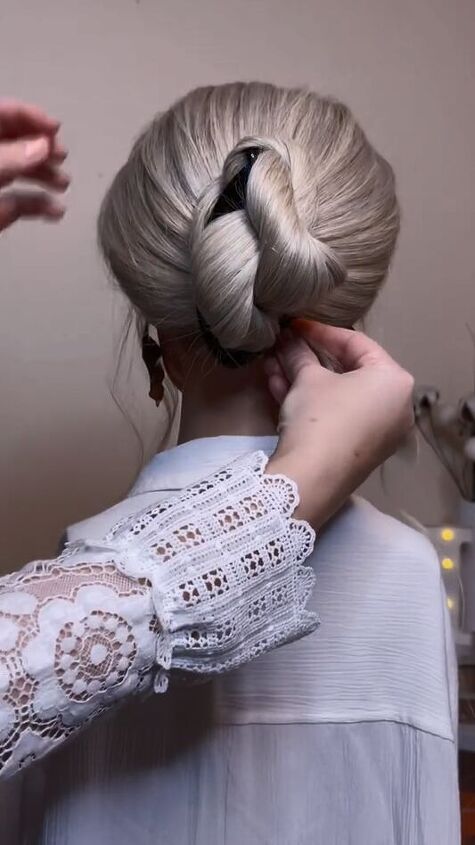 how to use a banana clip to get the look of a bun, Securing hair
