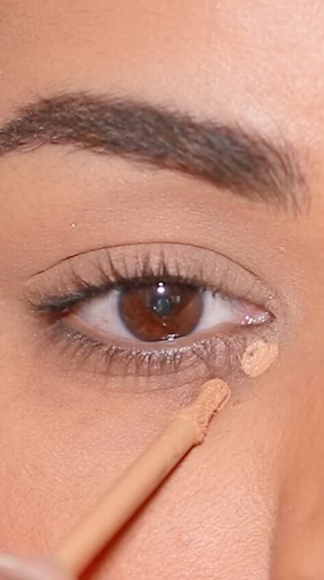 follow this amazing trick to stop concealer creasing, Applying concealer