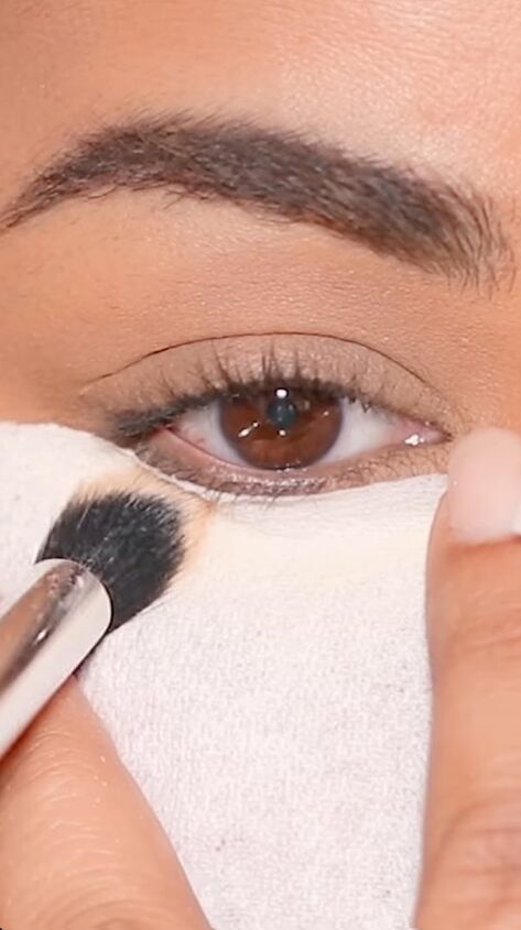 follow this amazing trick to stop concealer creasing, Applying powder