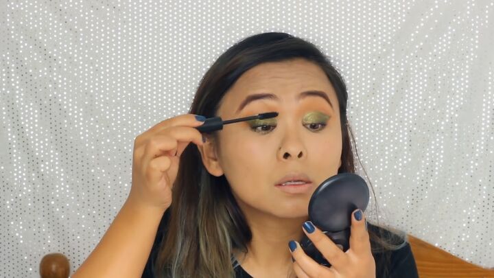 green eyeshadow look easy wedding guest makeup tutorial, Applying mascara
