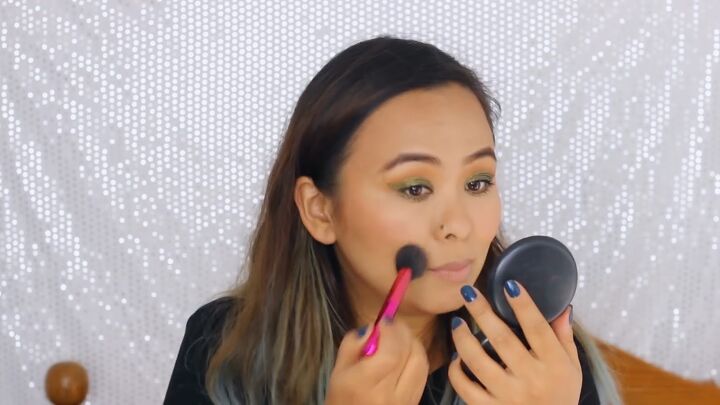 green eyeshadow look easy wedding guest makeup tutorial, Applying blush