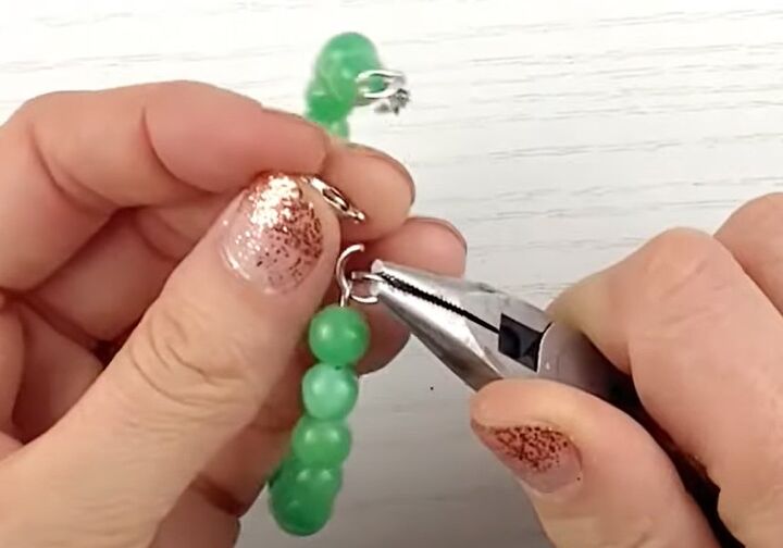 how to diy an easy green beaded bracelet, Attaching fastening