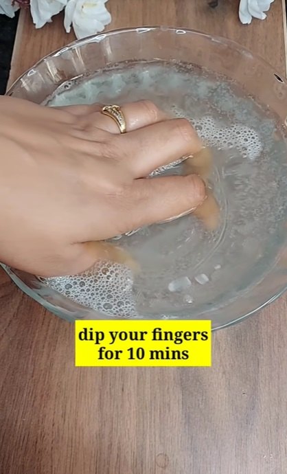 do this to turn your yellow nails white, Soaking fingers