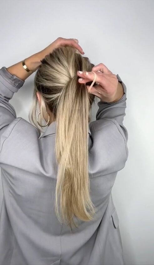 simple hack for lifting your ponytail, Tying ponytail
