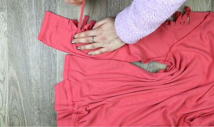 easy diy t shirt and leggings weaving tutorial, Stretching strips