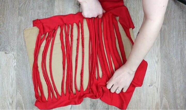 easy diy t shirt weaving tutorial, Stretching out fabric