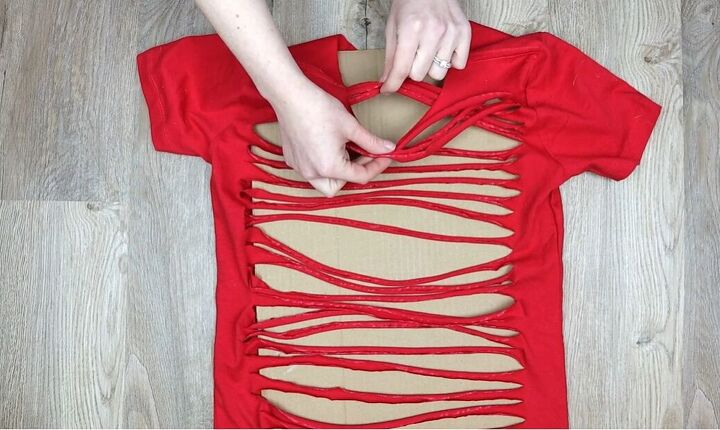 easy diy t shirt weaving tutorial, Weaving the fabric