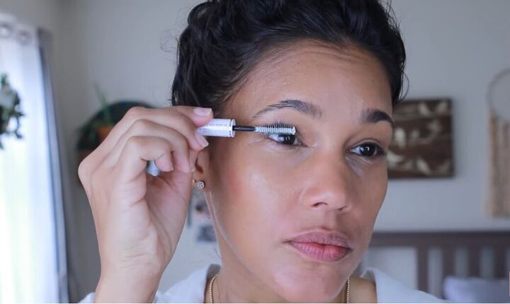 how to do an easy soft natural makeup look, Adding eyelash primer