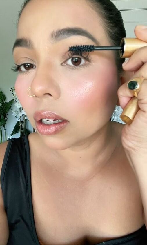 turn your eyelash curler upside down for longer lashes, Applying mascara