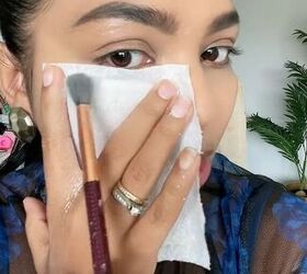 avoid creasing with this toilet paper concealer hack, Applying setting powder