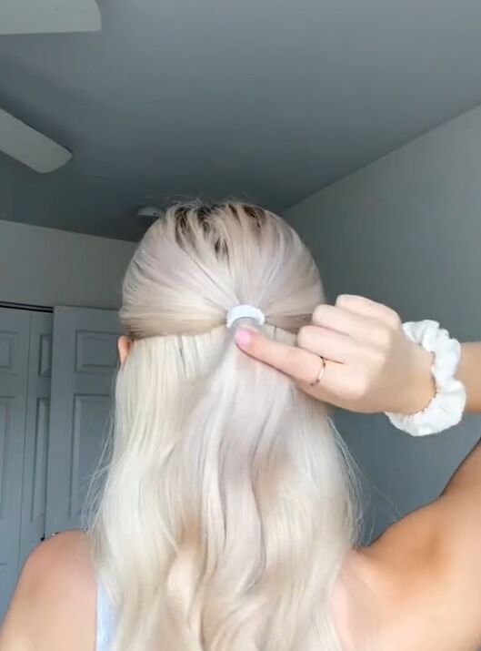 5 second hack to secure your clip won t fall, Tying half ponytail