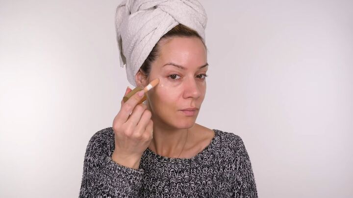5 minute no foundation makeup look tutorial, Applying highlighter