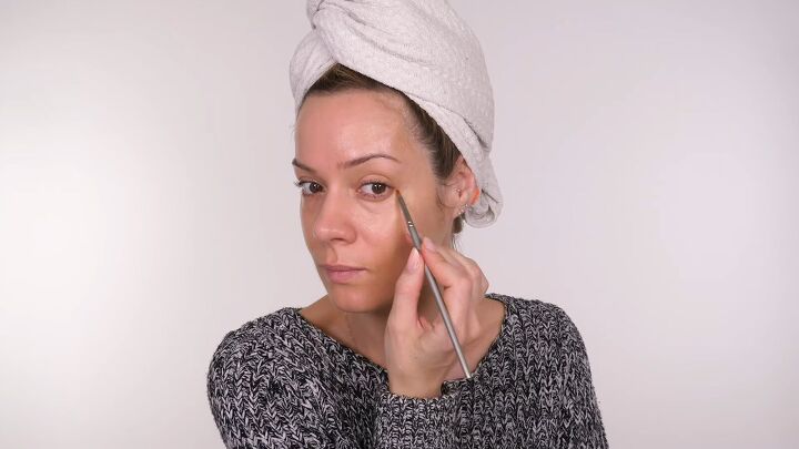 5 minute no foundation makeup look tutorial, Applying concealer