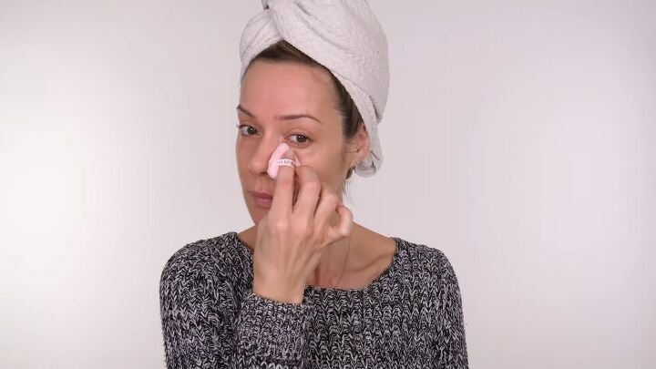 5 minute no foundation makeup look tutorial, Applying finishing powder