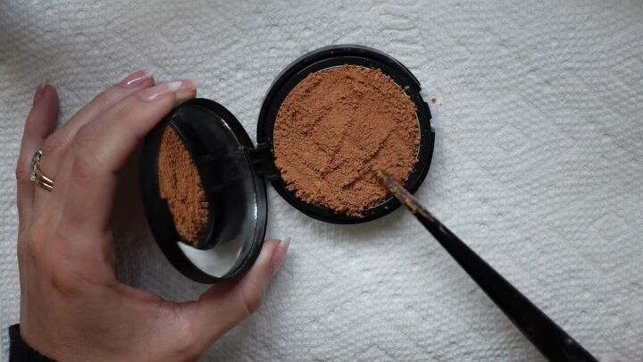 how to fix broken powder makeup without alcohol, Spreading the powder