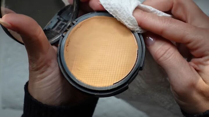 how to fix broken powder makeup without alcohol, Cleaning up the edges