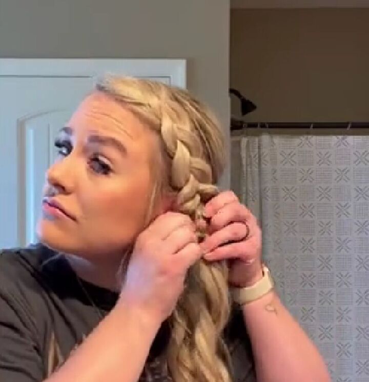 braid your hair like elsa, Adjusting braid