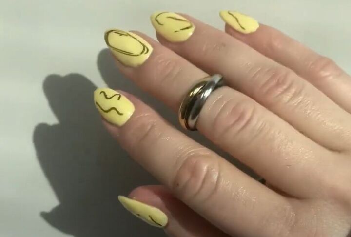 yellow spring nails, Yellow spring nails