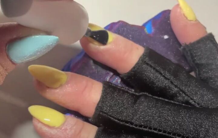 yellow spring nails, Applying gel layer