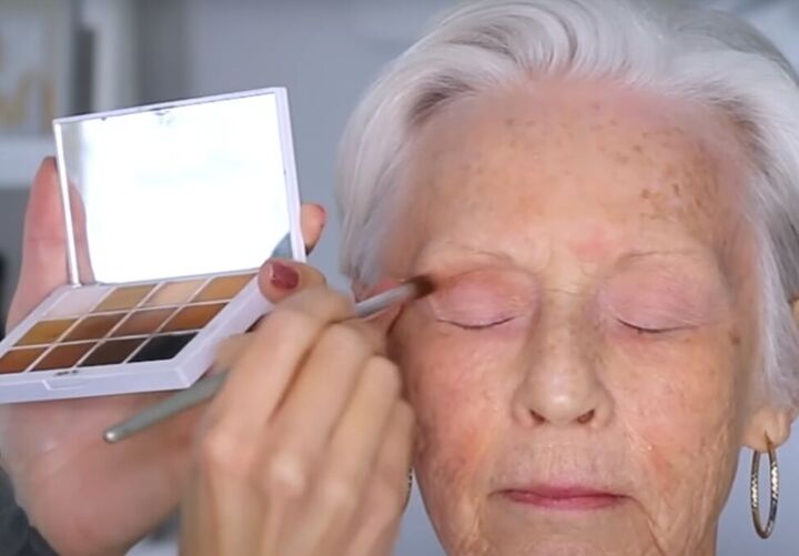 best makeup tutorial for mature skin, Applying eyeshadow