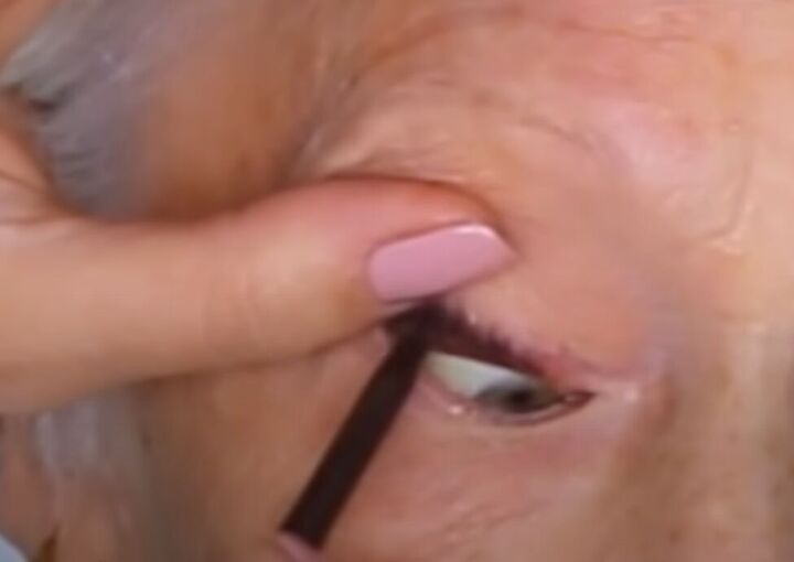 best makeup tutorial for mature skin, Adding eyeliner