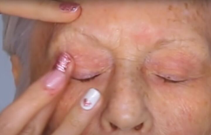 best makeup tutorial for mature skin, Smoothing eyelids