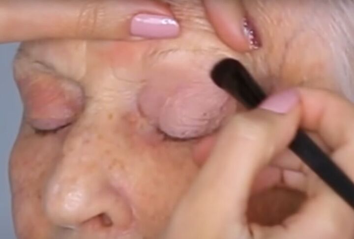 best makeup tutorial for mature skin, Priming eyelids