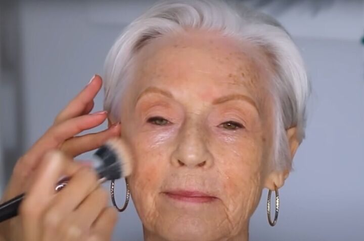 best makeup tutorial for mature skin, Applying makeup to skin