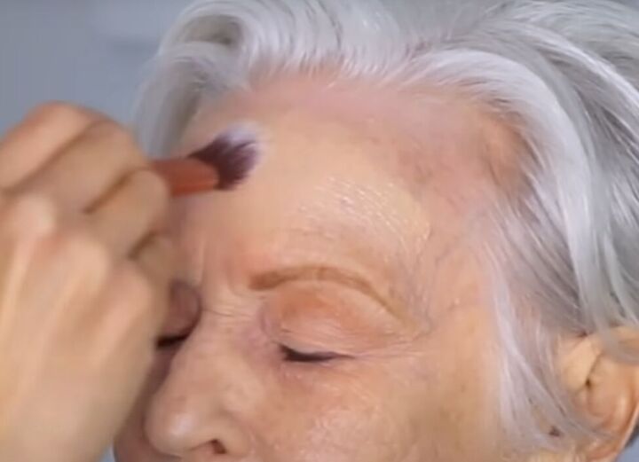 best makeup tutorial for mature skin, Applying makeup to skin