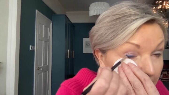 makeup tutorial for mature skin, Lining eyes