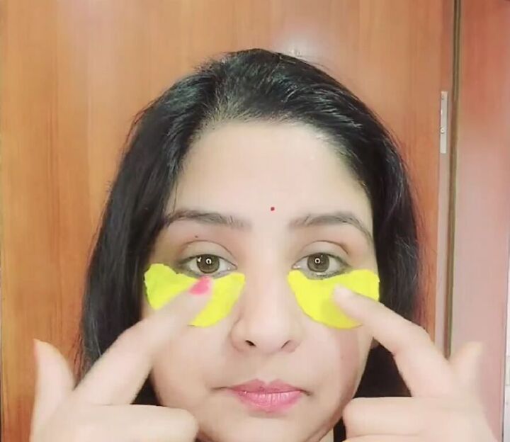 easy to make diy eye patches with turmeric, Applying DIY eye patches