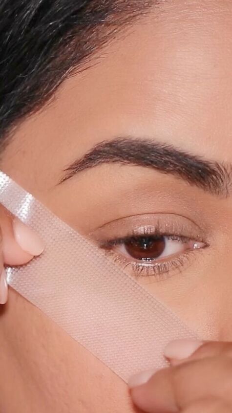 winged eyeliner hacks, Placing tape