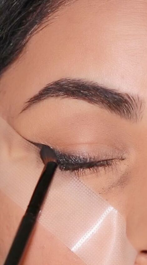 winged eyeliner hacks, Applying black eyeshadow