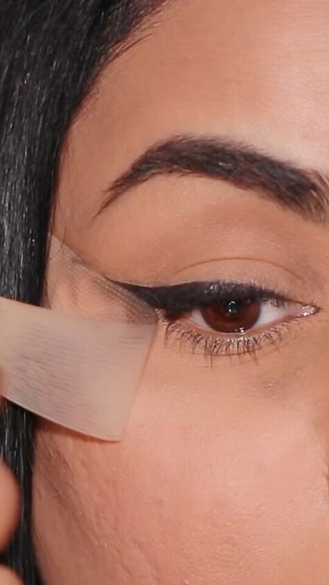 winged eyeliner hacks, Removing tape