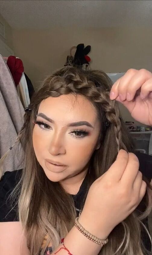 cross your braids in the front for this headband look, Pulling on braid
