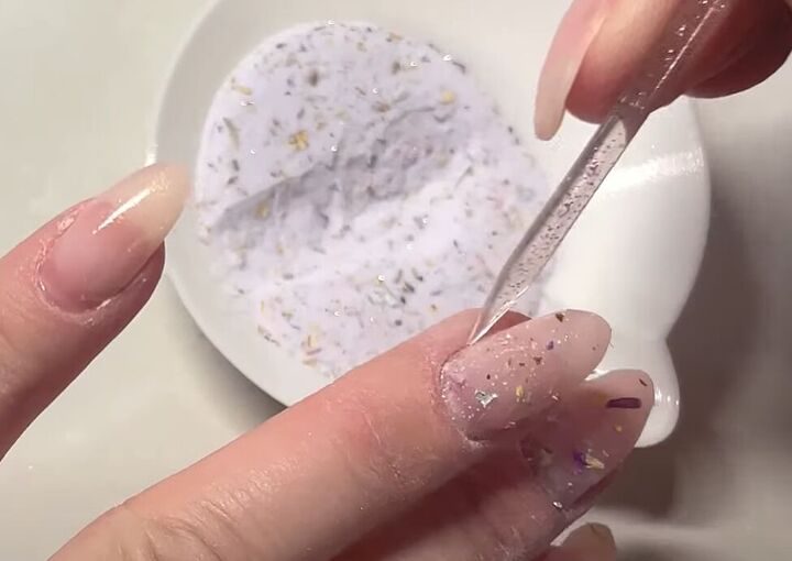 How to DIY Easy Bridgerton-inspired Nails | Upstyle