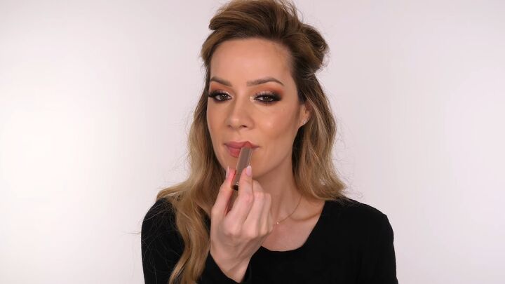 how to fix eyeshadow, Applying lipstick