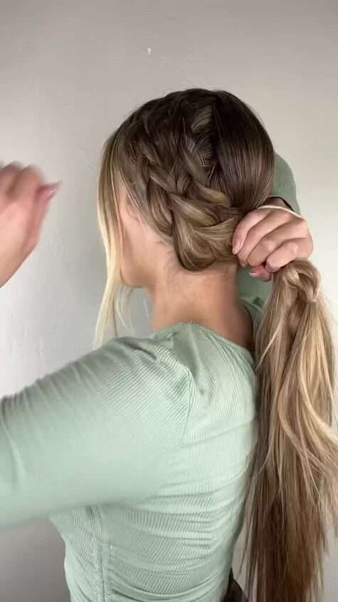 a simple braided bun tutorial, Tying ponytail