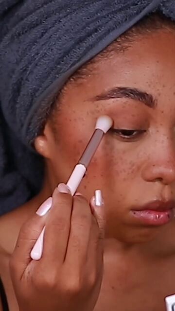 summer makeup routine, Applying eyeshadow