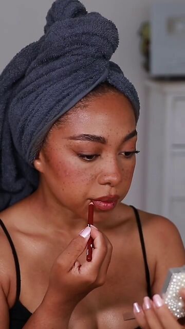 summer makeup routine, Lining lips