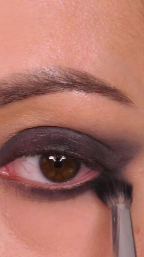 smokey eye makeup, Applying brown eyeshadow