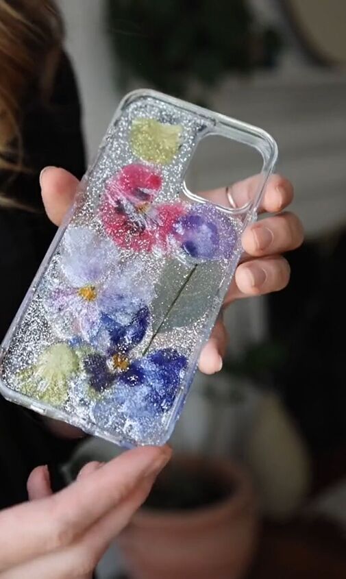 the easy way to make your own phone case, DIY resin phone case
