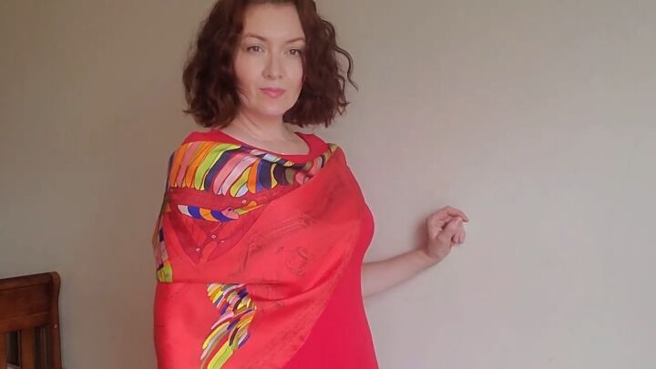 3 Classy Ways to Wear a Silk Scarf Around Your Neck | Upstyle