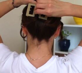 easy claw clip hack to getting a perfect bouncy ponytail, Adding claw clip to hair
