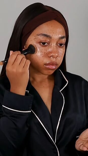 glowy makeup tutorial, Applying illuminator