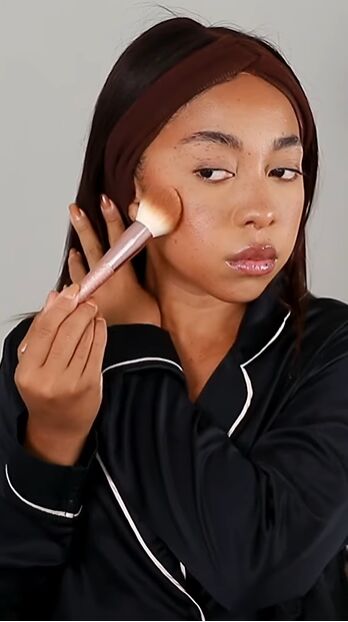 glowy makeup tutorial, Adding powder