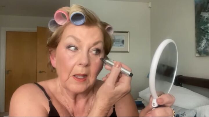 makeup tutorial for women over 50, Applying highlighter