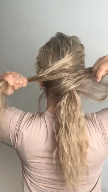 cute summer ponytail hairstyles, Crossing hair