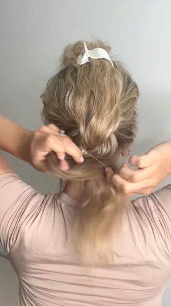 cute summer ponytail hairstyles, Tying ponytail